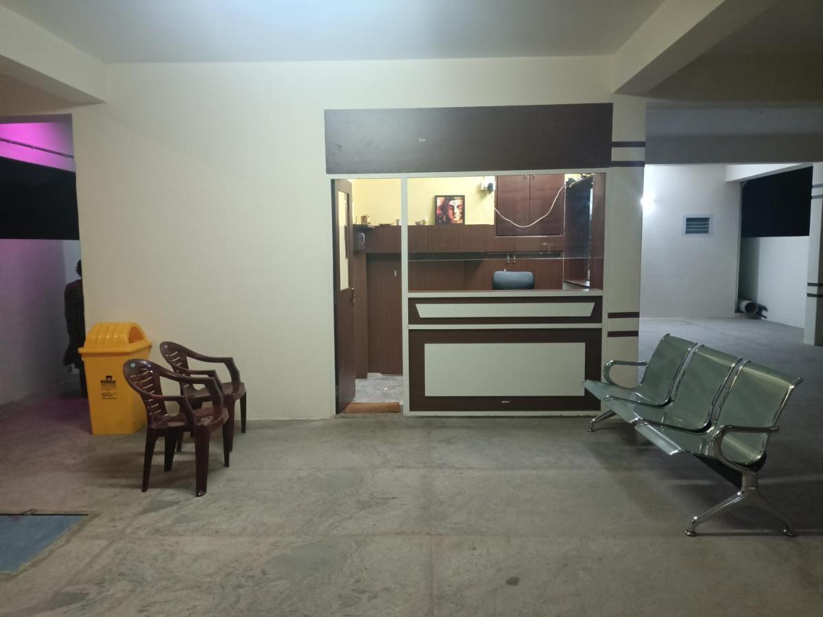 Four Seasons Home Stay Tirupati Extérieur photo